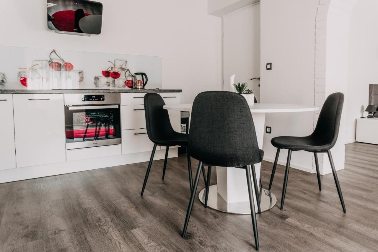 Lora & Lana Apartment