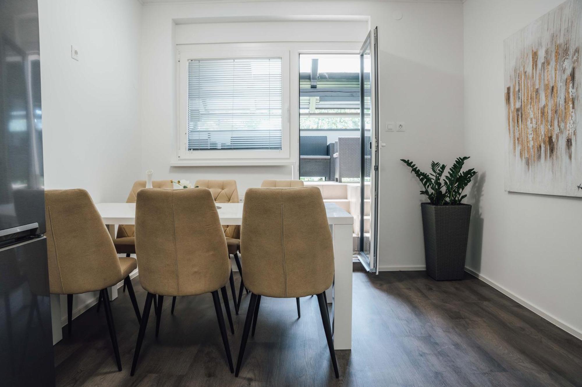 Lora & Lana Apartment